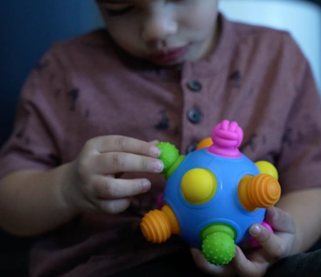 Woblii Kula. Zabawka sensoryczna.