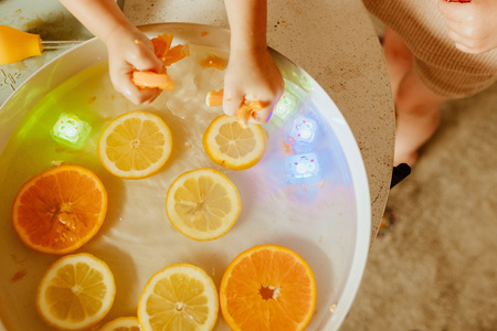 Jellystone, Tacka sensoryczna Play Tray Sage 2w1 pojemnik kolor zielony 