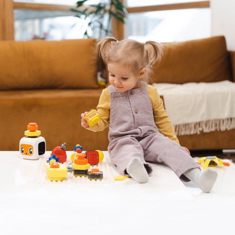 Tablica manipulacyjna z kostką i doczepianymi elementami 