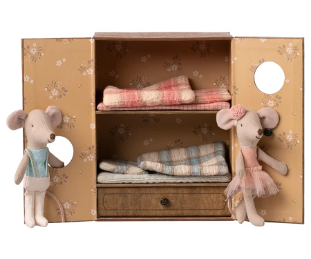 Myszki baletowe w studiu tanecznym, mała siostra i brat