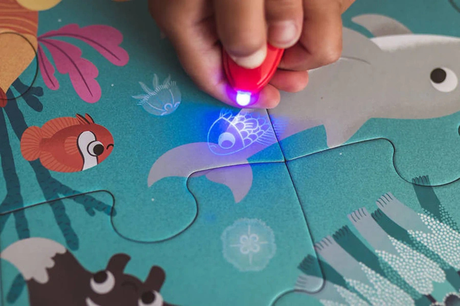 ŚWIECĄCE PUZZLE Z MINI LAMPKĄ UV OCEAN 24 ELEMENTY 3+