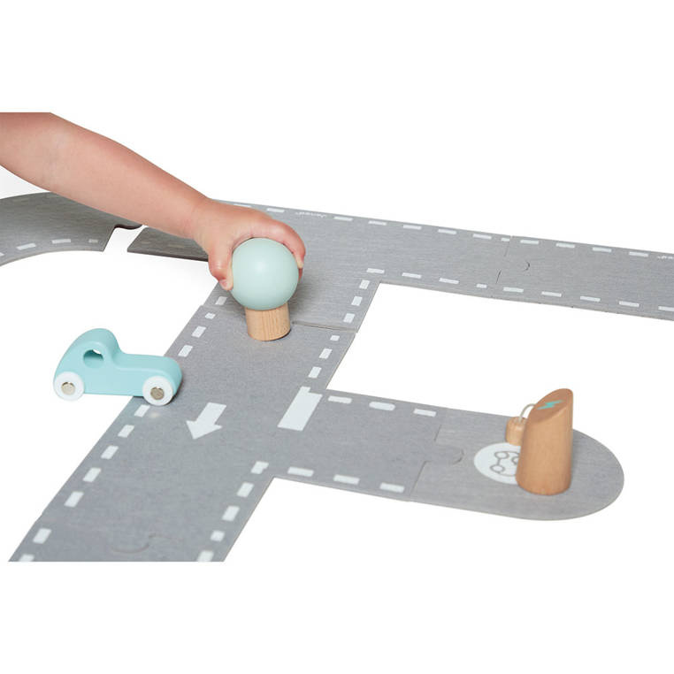 Filcowy tor dla samochodów z akcesoriami