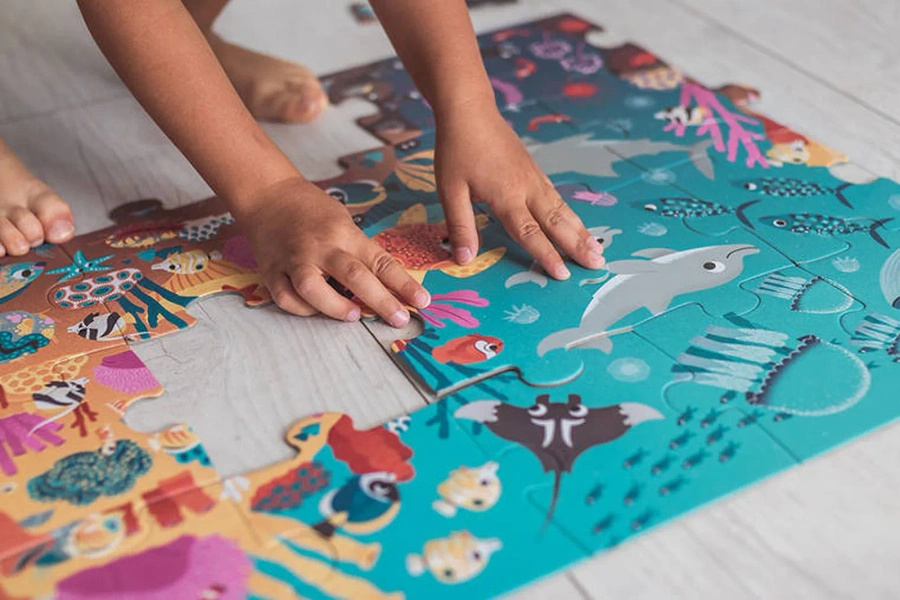 ŚWIECĄCE PUZZLE Z MINI LAMPKĄ UV OCEAN 24 ELEMENTY 3+