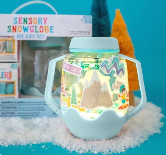 Glo Pals ŚNIEŻNY Zestaw sensoryczny DIY, świecący słoik z brokatami i figurkami Fun Fillers + naklejki gratis 