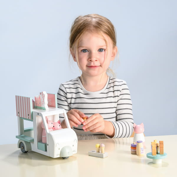 Wóz z mlecznymi koktajlami i lodami, rodzina Kitty