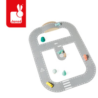 Filcowy tor dla samochodów z akcesoriami