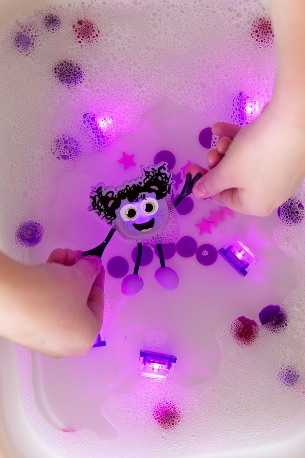 GLO PALS KOSTKI SENSORYCZNE ŚWIECĄCE W WODZIE LUMI- ZABAWKA KĄPIELOWA KOLOR FIOLETOWY
