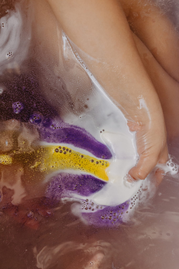 KSIĘŻYC - KULA DO KĄPIELI TWORZĄCA KOLOROWY WIR