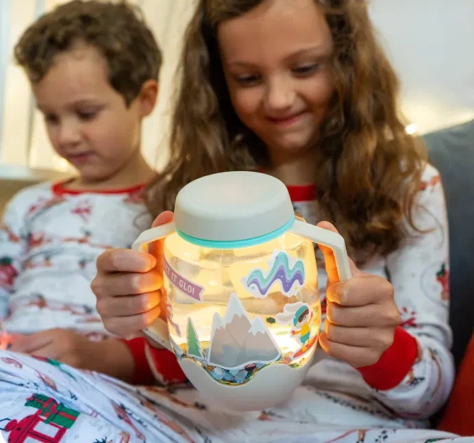 Glo Pals ŚNIEŻNY Zestaw sensoryczny DIY, świecący słoik z brokatami i figurkami Fun Fillers + naklejki gratis 