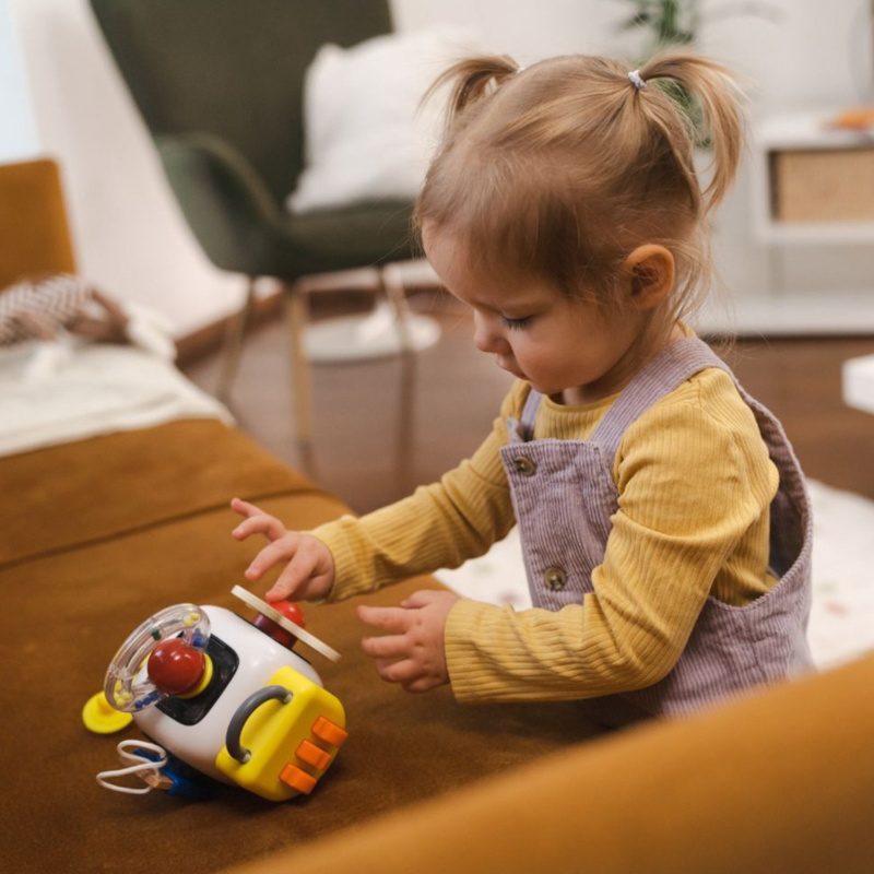 Tablica manipulacyjna z kostką i doczepianymi elementami 