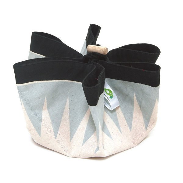 Mata z drewnianymi figurkami, akrobaci