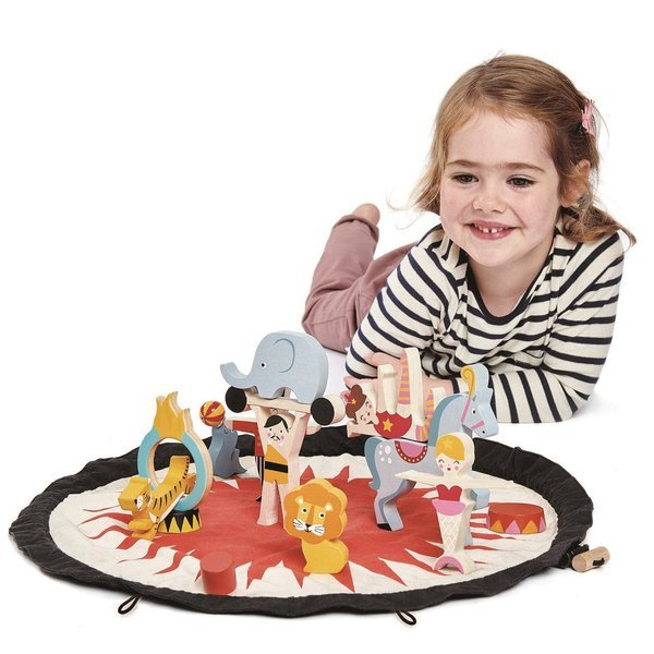 Mata z drewnianymi figurkami, akrobaci