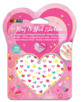 Naklejki na paznokcie i błyszczący pierścionek